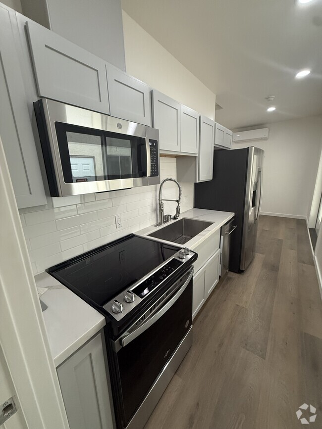 Building Photo - 1557 32nd St Unit 1557 32nd St Rental