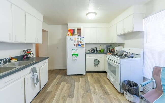 Photo - 422 W Saginaw St