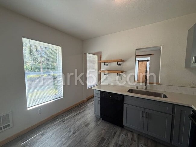 Photo - 1 Bed 1 Bath Tacoma Apartment - Small Pet Friendly Unit 5231-B
