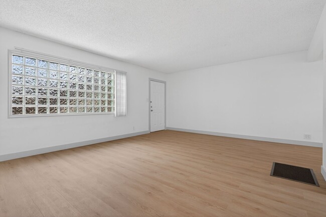 Photo - 933 Alamitos Ave Unidad 03