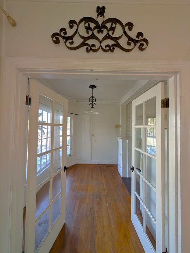 Photo - Spacious one-bedroom apartment with Harwoo... Unidad 8