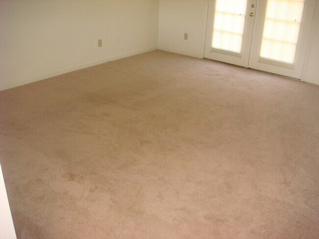 Photo - 3 Bedroom/ 2 Bathroom Available in August!