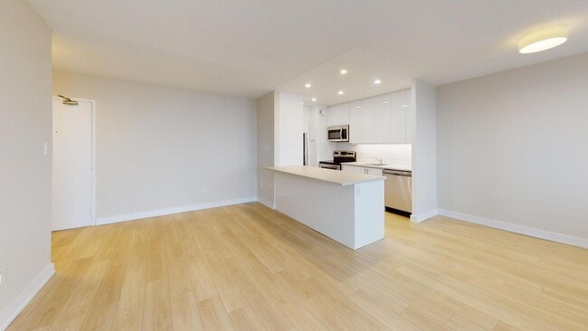 Building Photo - 614 Lake