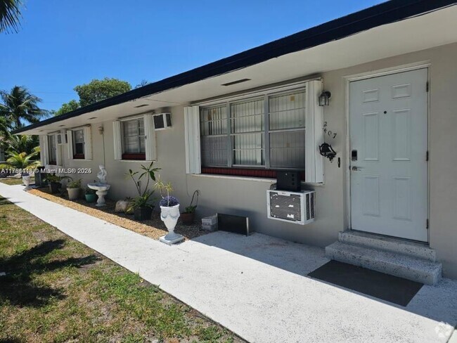Building Photo - 2 bedroom in Hollywood FL 33020 Rental