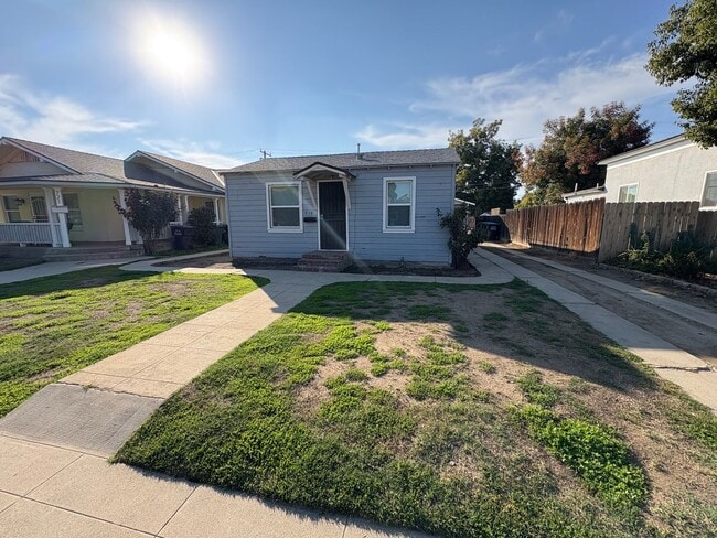 Building Photo - Cozy Home On Spacious Lot Available Now!