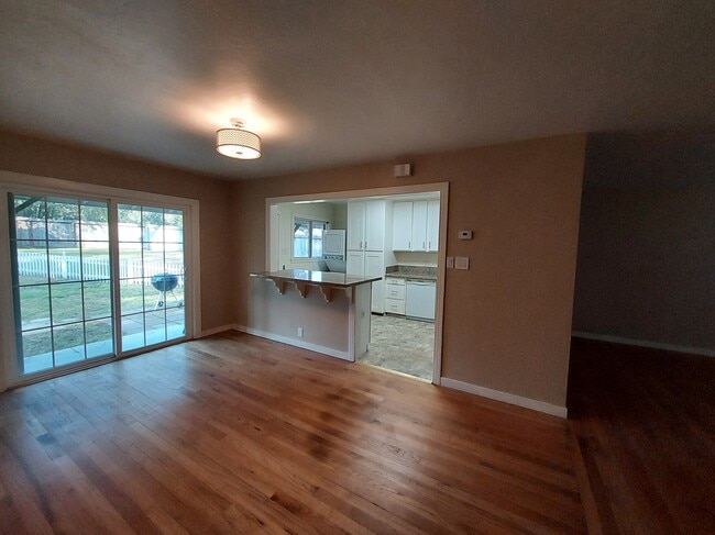 Photo - 6124 Van Alstine Ave