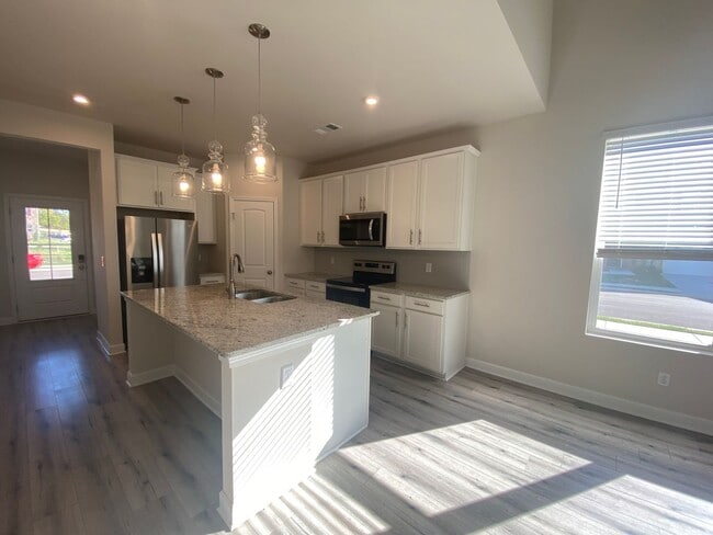 Photo - End Unit Townhome in Lebanon / 3 Spacious Bedrooms / Loft Area / 1 Car Garage / Back Patio