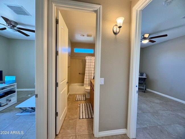 Photo - 172 E Cres Pl