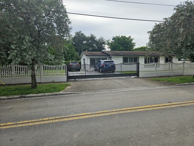 Photo - 695 W 76th St