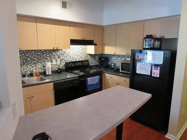 "Charming 1-Bedroom Retreat in Tampa's Heart – 721 Sq Ft of Comfort!"