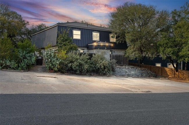 Building Photo - 2800 Westhill Dr Unit 102