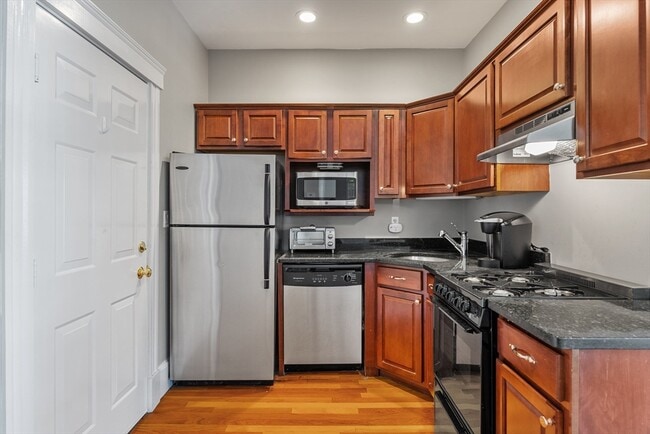 Building Photo - 16 Edgemere Rd Unit 1