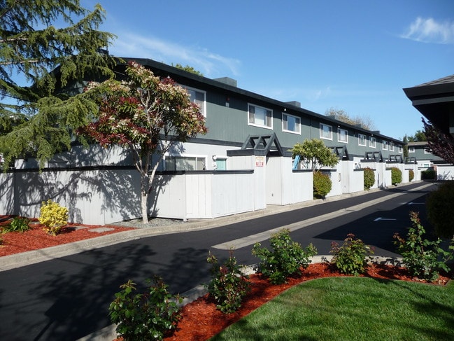 Woodcreek Deluxe Townhomes - Woodcreek Deluxe Townhomes