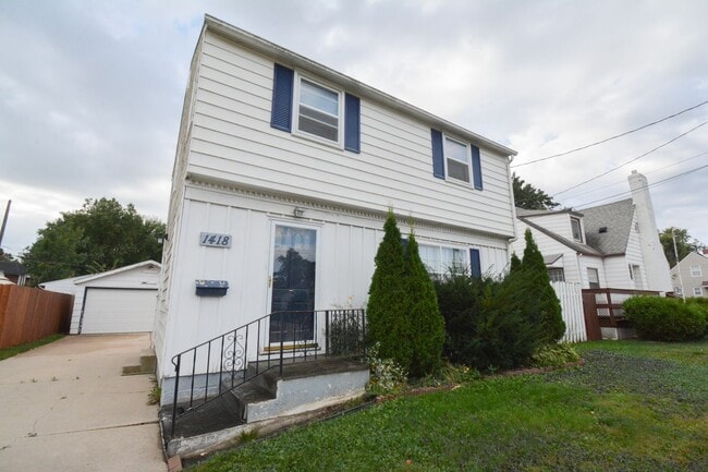 Building Photo - Conveniently located 3 bed 1.5 with Fenced In Yard Available NOW!