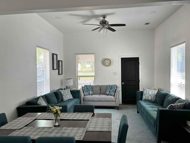 Building Photo - 206 E Brenham St Rental