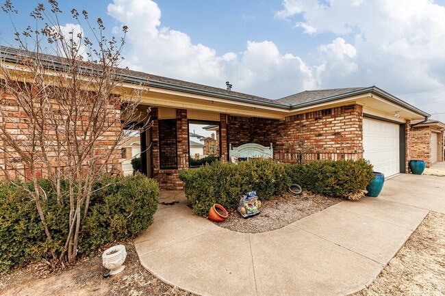 Photo - 6037 72nd St