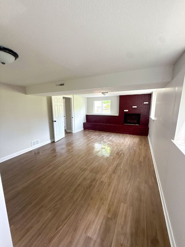 Photo - 2480 Daily Rd