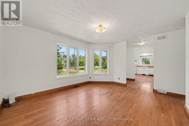 Photo - 978 Rideau Rd