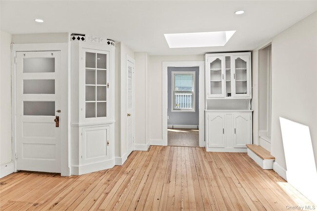 Building Photo - 51 Spring St Unit B Rental