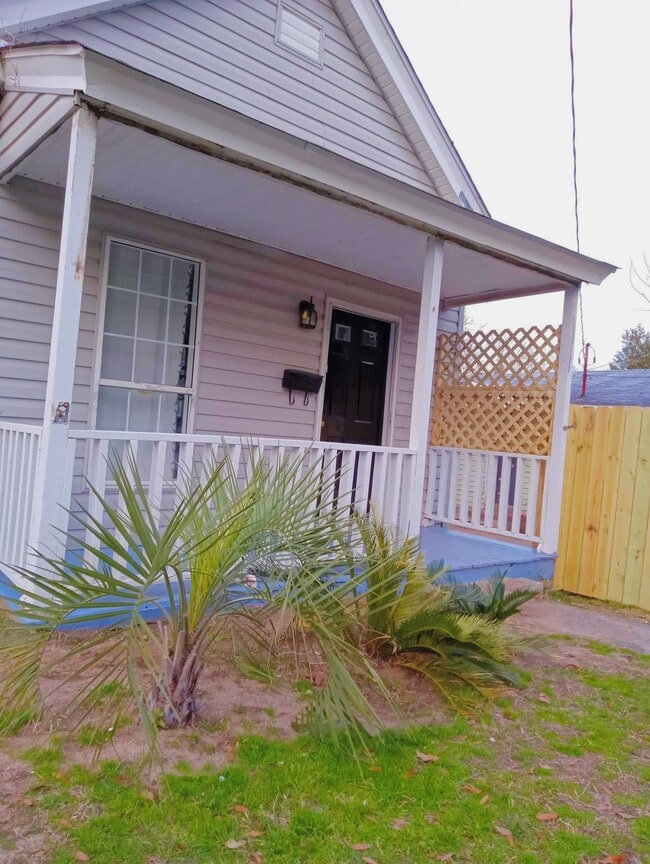 Building Photo - 2327 Gardner St