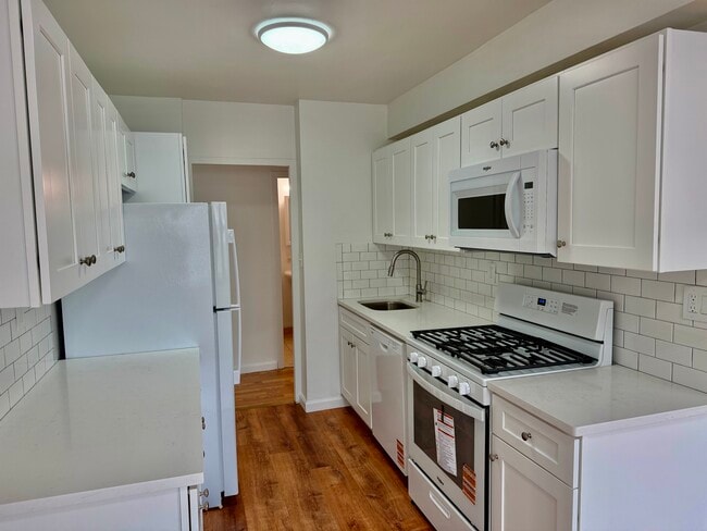 Building Photo - 47 Davis Ave Unit 3k