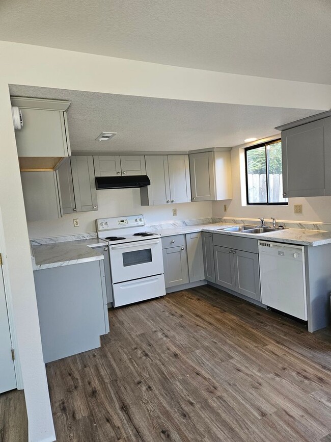 Photo - 605 SE 8th St