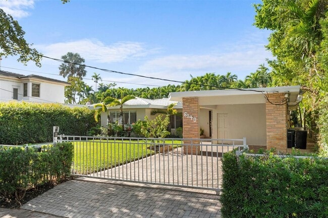 Photo - 6140 Pine Tree Dr Casa