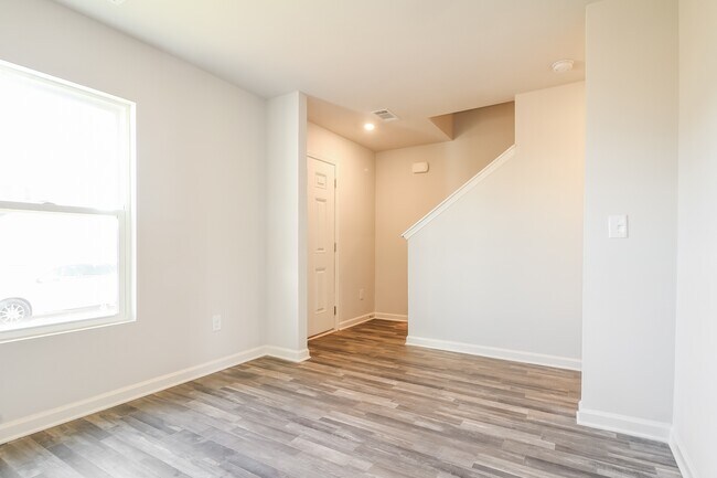 Photo - 662 Tacoma Trl