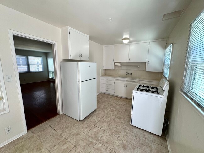 Cocina - 1037 Ocean Park Blvd Unidad ALowerFront