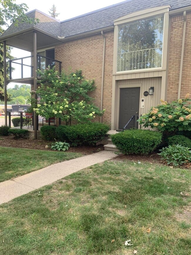 Building Photo - 1705 E 14 Mile Rd Rental