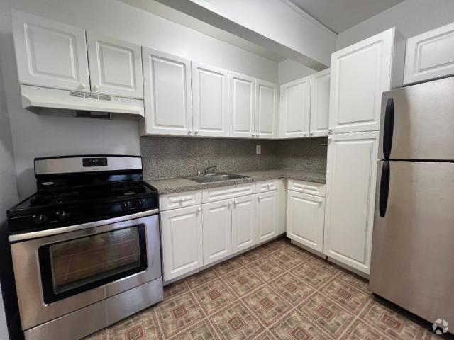 Building Photo - 1 bedroom in SUNNYSIDE NY 11104 Unit 2H Rental