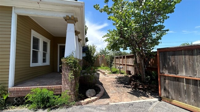 Photo - 209 Walton St