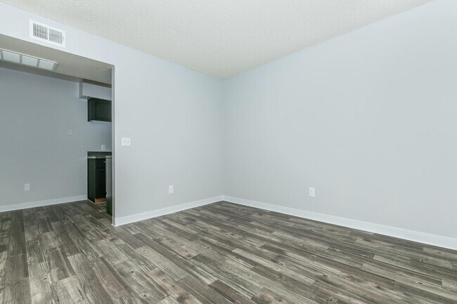 Photo - Green Leaf At Broadway