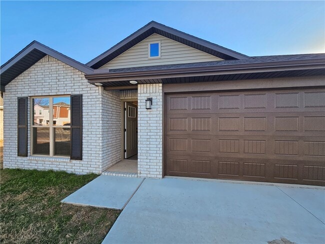 Building Photo - 2091 Bluebonnet Ln