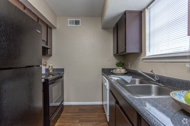 2 Br, 1 Ba - 893 SF- Living Room
