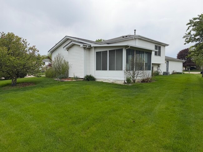 Photo - 752 Rosanne St