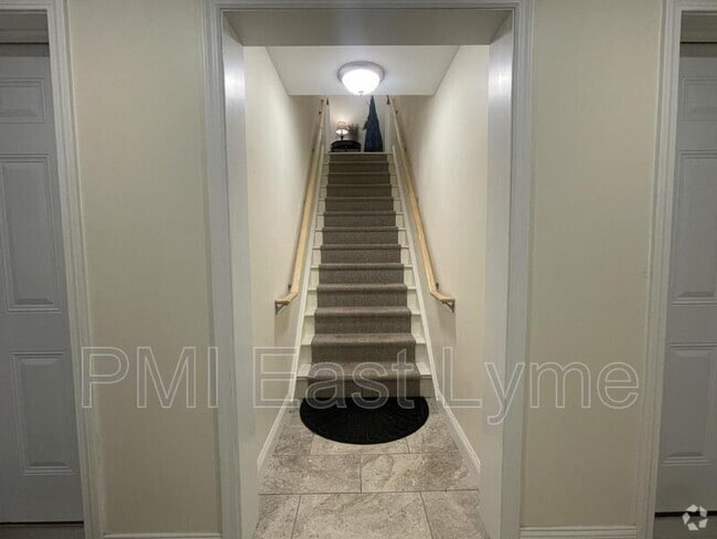 Building Photo - 7 Lyme St Unit 1C Rental