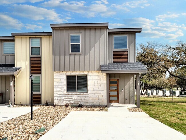 Building Photo - Sophisticated 3/BR 2.5/BS Home in Point Ve...