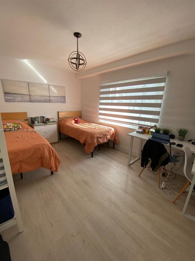 Photo - 677 NE 24th St Unidad 602