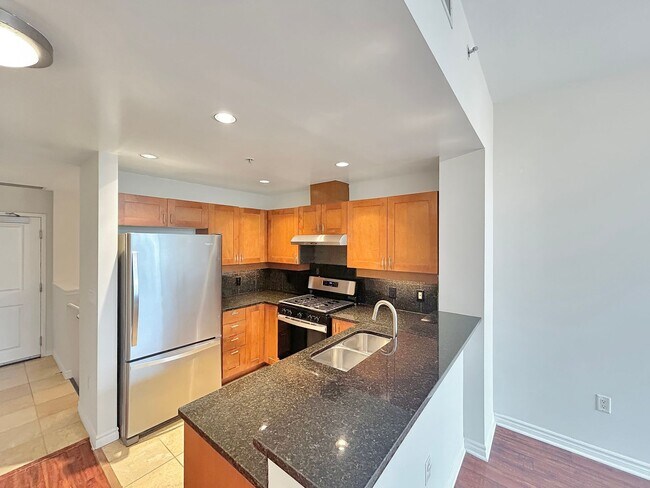 Photo - Beautiful 2BD/2BA W/ A/C, Reserved Parking, and Private Balcony in Bankers Hill! Unidad 304