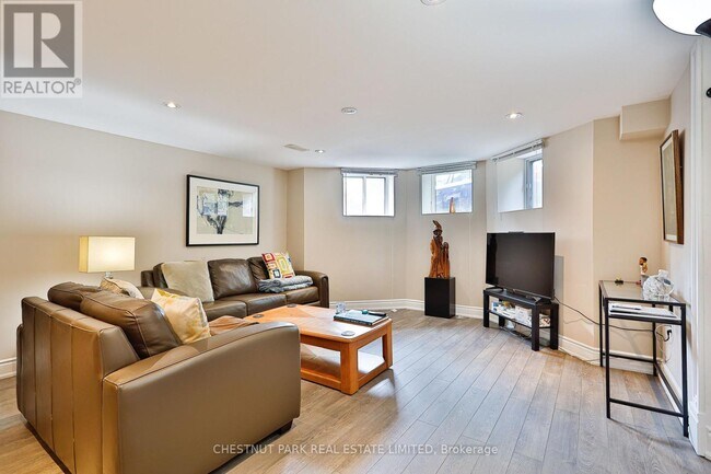 Photo - 515 Spadina Rd