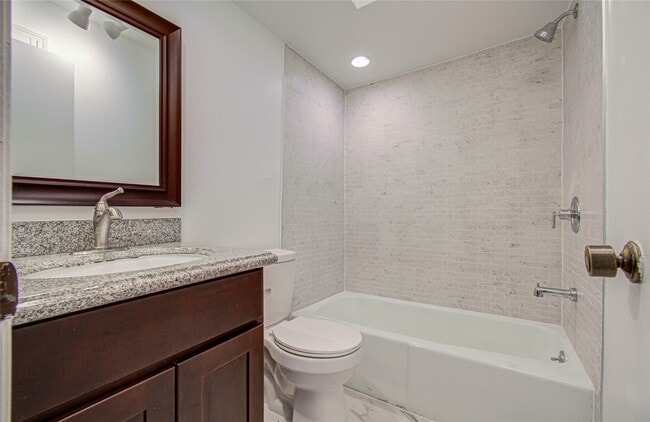 Building Photo - 12633 Memorial Dr Unit 152