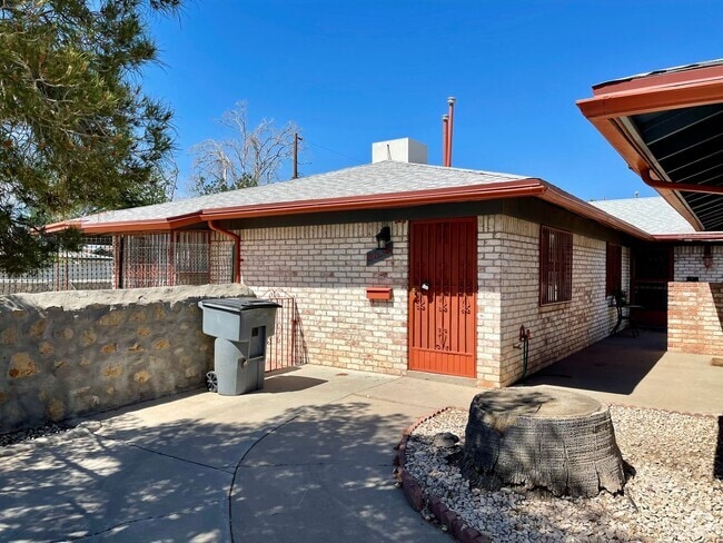 Building Photo - Great location! Rental
