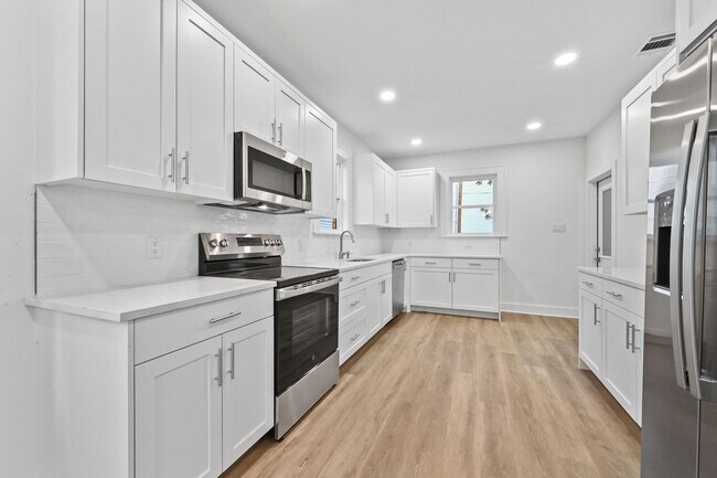 910 W 22nd St