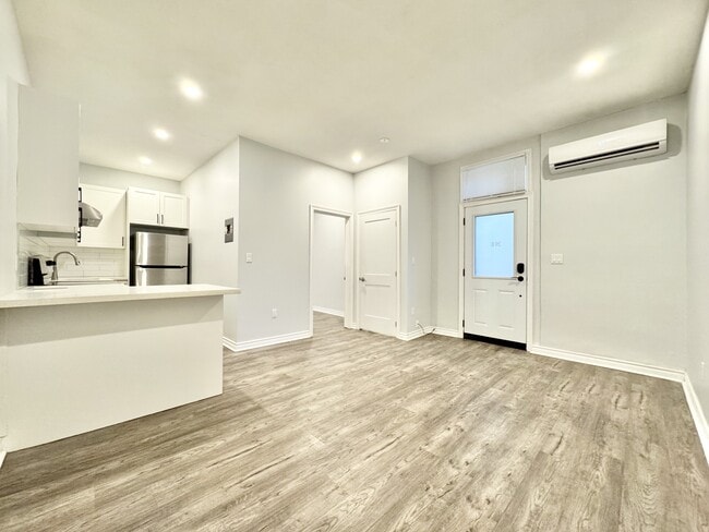 Photo - 43-43 Division St