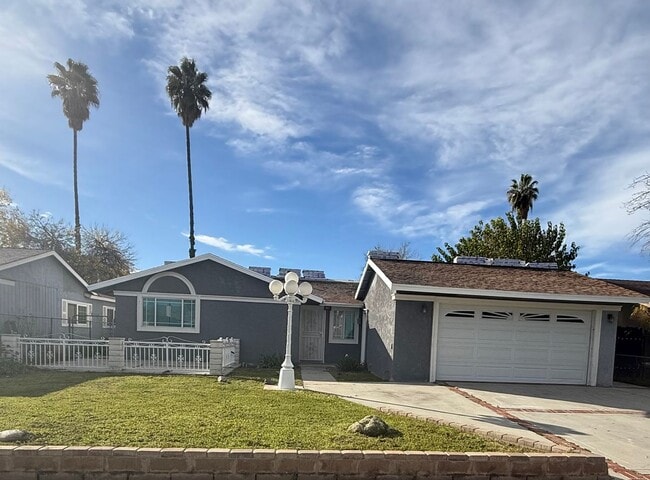 Three Bedroom Two Bathroom Home in Hemet! - Three Bedroom Two Bathroom Home in Hemet!