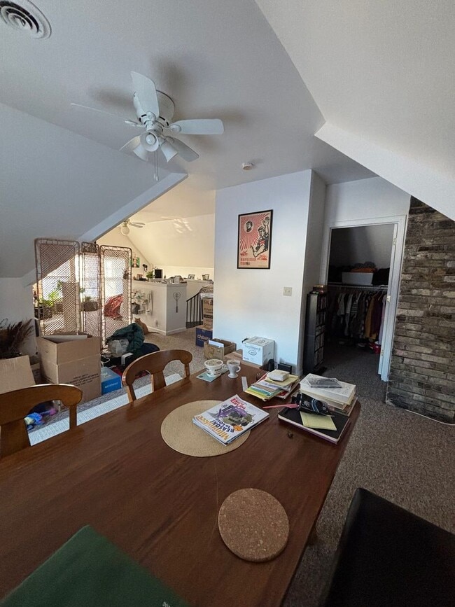 Building Photo - 122-124 E Lloyd Unit 122 E Lloyd (upper)