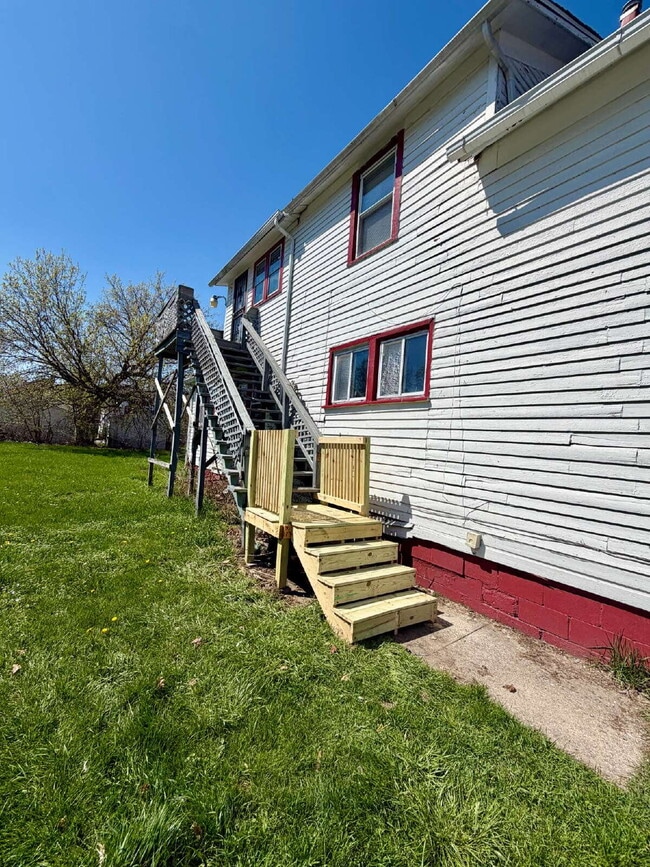 Photo - Main floor 3 Bed/1 Bath Available! Unit 1 lower