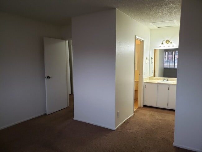 Photo - 3 Bed 2 Bath Townhome Close To The Strip!