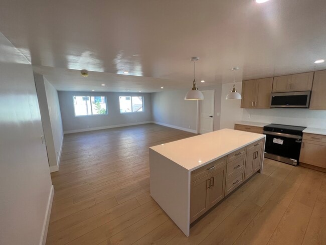 Photo - 847 N Ridgewood Pl